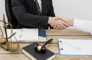 Как юрист по банкротству физических лиц помогает списать долги законно